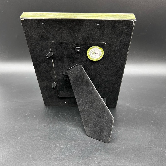 Frame made of Recycled Materials Green 7.5” x 9.5” - Picture 3 of 6